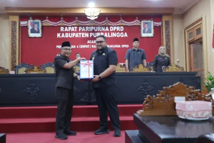 DPRD Purbalingga saat menyerahkan empat raperda dalam sidang paripurna