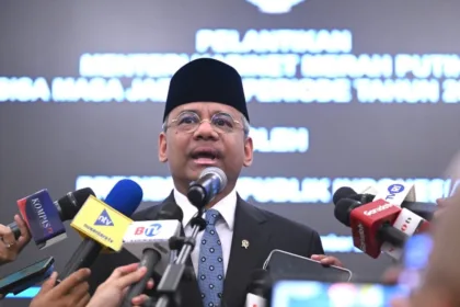 Suahasil Nazara memberikan keterangannya seusai dilantik Presiden Prabowo Subianto sebagai Menteri Keuangan Kabinet Merah Putih dalam sisa masa jabatan periode tahun 2024-2029 di Istana Negara, Jakarta, pada Senin, (14/9/2026). (Foto: BPMI Setpres)