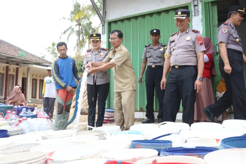 Polres Banjarnegara saat menyalurkan bantuan untuk membantu masyarakat yang mengalami krisis air bersih