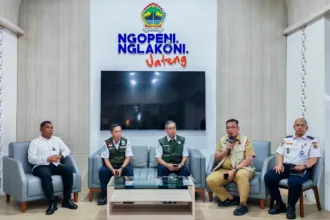 Erupsi Gunung Anak Krakatau berdampak pada penerbangan menuju sejumlah daerah, termasuk di Bandara Ahmad Yani