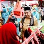Wakil Gubernur Jateng saat kunjungi stand batik Kalikajar Wonosobo