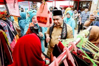 Wakil Gubernur Jateng saat kunjungi stand batik Kalikajar Wonosobo