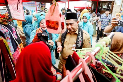 Wakil Gubernur Jateng saat kunjungi stand batik Kalikajar Wonosobo