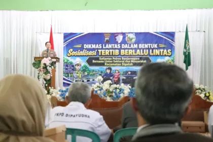 Polres Banjarnegara saat melakukan sosialisasi keselamatan berlalu lintas dalam rangka HUT Satlantas ke 71