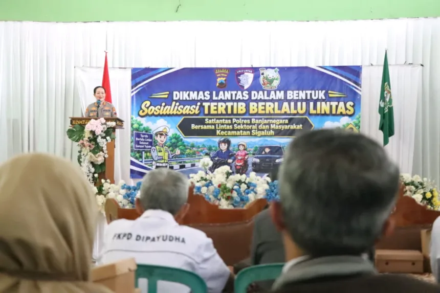 Polres Banjarnegara saat melakukan sosialisasi keselamatan berlalu lintas dalam rangka HUT Satlantas ke 71