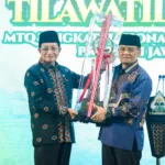 Penyerahan piala MTQ Nasional dari menteri agama pada gubernur jateng