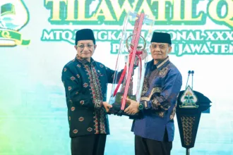 Penyerahan piala MTQ Nasional dari menteri agama pada gubernur jateng