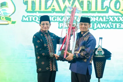 Penyerahan piala MTQ Nasional dari menteri agama pada gubernur jateng