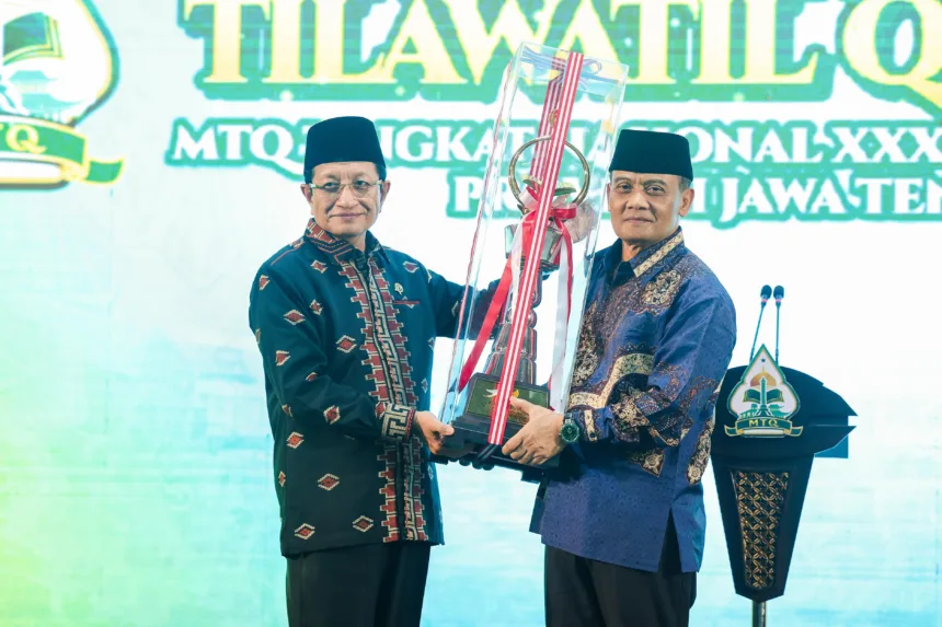 Penyerahan piala MTQ Nasional dari menteri agama pada gubernur jateng