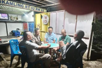 Polsek Kembaran saat ikut ronda malam bareng warga