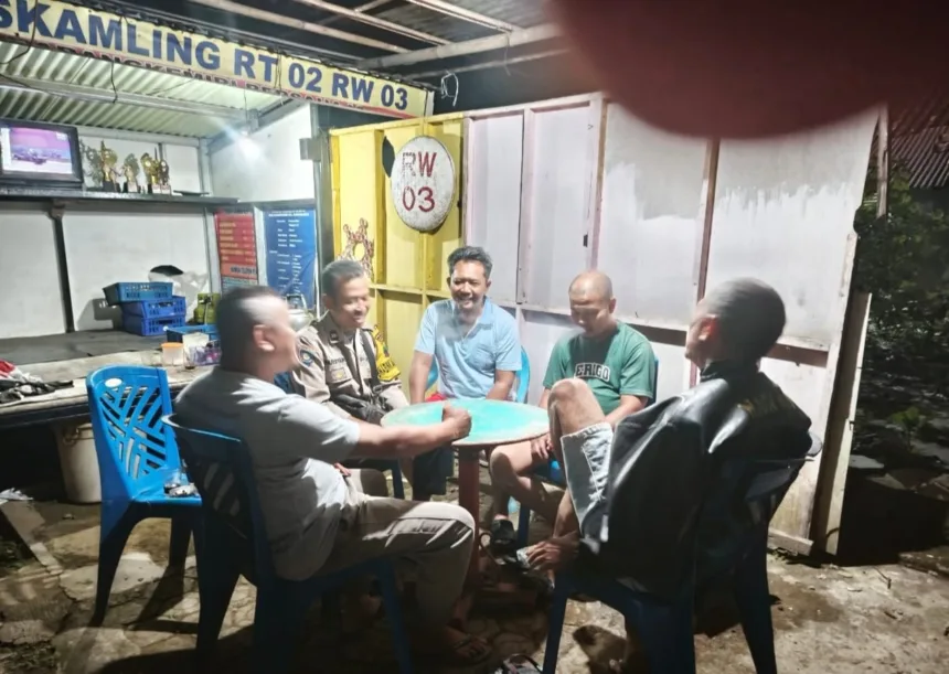 Polsek Kembaran saat ikut ronda malam bareng warga