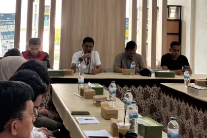Tim Community Development Officer (CDO) PLN Indonesia Power UBP Mrica ketika menjelaskan kegiatan Capability Building Mitra Binaan