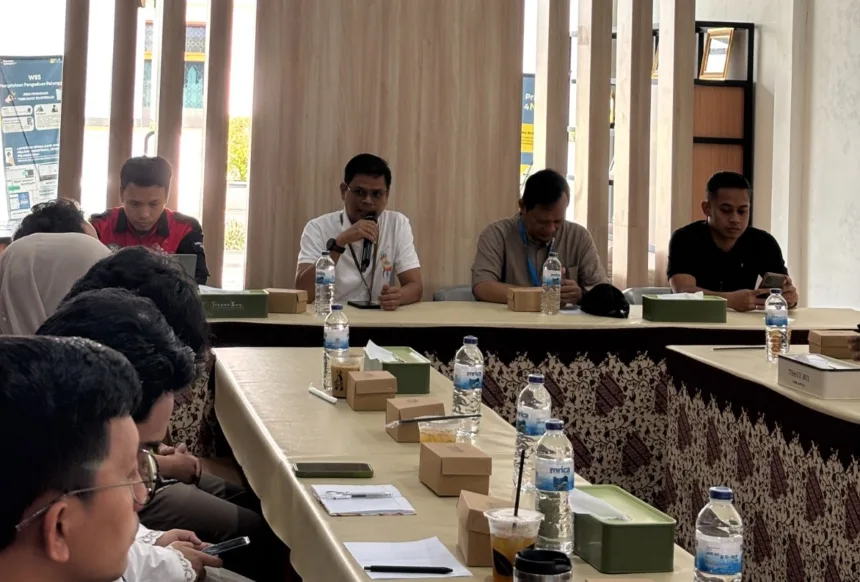 Tim Community Development Officer (CDO) PLN Indonesia Power UBP Mrica ketika menjelaskan kegiatan Capability Building Mitra Binaan