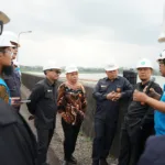 Senior Manager PLN Indonesia Power UBP Mrica Wasis Jati Waskitho (Rompi Biru) sedang berbincang dengan Irjen Pol Chaidir, S.H., S.I.K., M.Si., M.P.P., M.Han (Sebelah kiri) terkait pemanfaatan waduk PLTA PB Soedirman yang sudah beroperasi selama 37 tahun