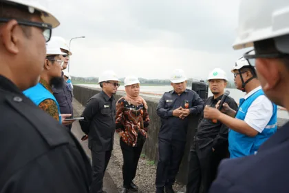 Senior Manager PLN Indonesia Power UBP Mrica Wasis Jati Waskitho (Rompi Biru) sedang berbincang dengan Irjen Pol Chaidir, S.H., S.I.K., M.Si., M.P.P., M.Han (Sebelah kiri) terkait pemanfaatan waduk PLTA PB Soedirman yang sudah beroperasi selama 37 tahun