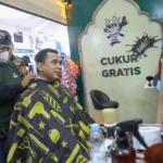 Gus Yasin cukur rambut gratis saat mengunjungi bazar UMKM di MTQ Nasional