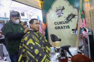 Gus Yasin cukur rambut gratis saat mengunjungi bazar UMKM di MTQ Nasional