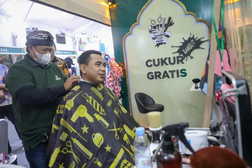 Gus Yasin cukur rambut gratis saat mengunjungi bazar UMKM di MTQ Nasional