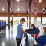 Pengukuhan atlet Porprov Banjarnegara ditandai dengan pemakaian jaket oleh bupati kepada komandan kontingen