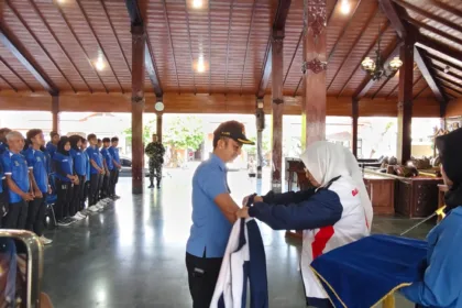 Pengukuhan atlet Porprov Banjarnegara ditandai dengan pemakaian jaket oleh bupati kepada komandan kontingen