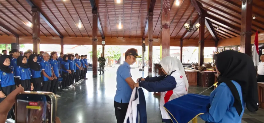 Pengukuhan atlet Porprov Banjarnegara ditandai dengan pemakaian jaket oleh bupati kepada komandan kontingen