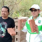 Limbah pasir putih yang diolah menjadi bata merah