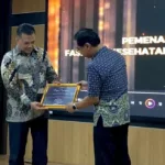 Penyerahan penghargaan BPJS Kesehatan kepada Klinik Ibunda Klampok Banjarnegara