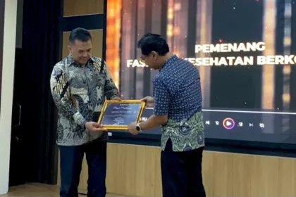 Penyerahan penghargaan BPJS Kesehatan kepada Klinik Ibunda Klampok Banjarnegara