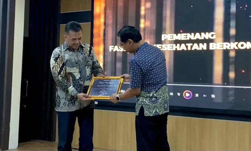 Penyerahan penghargaan BPJS Kesehatan kepada Klinik Ibunda Klampok Banjarnegara