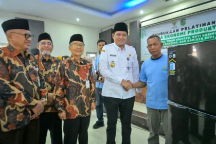 Baznas Banjarnegara melatih 60 mustahik melalui pelatihan usaha ekonomi produktif. Peserta mendapat keterampilan, bantuan alat usaha, dan bantuan kambing.