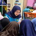 Srikandi PLN Indonesia Power UBP Mrica saat berbincang bersama guru dan berinteraksi dengan anak-anak TPA Qurrota A’yun dalam rangkaian Program TAMASYA.