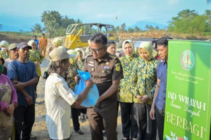 150 paket sembako Kejati dibagikan di TPA Winong Banjarnegara