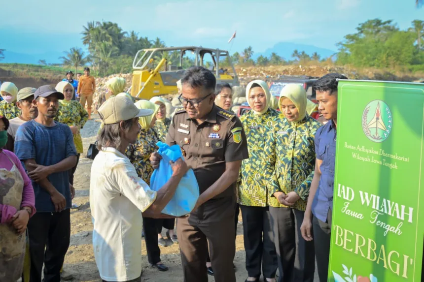 150 paket sembako Kejati dibagikan di TPA Winong Banjarnegara