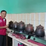 Haji SLamet saat mengolah tanaman herbal menjadi obat