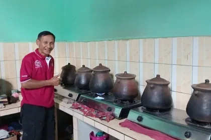 Haji SLamet saat mengolah tanaman herbal menjadi obat