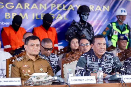 TNI AL mengamankan 407 ton solar dari SPOB Nurfaizah 03 di perairan Semarang. Ahmad Luthfi meminta penindakan BBM ilegal tak mengganggu pasokan solar nelayan