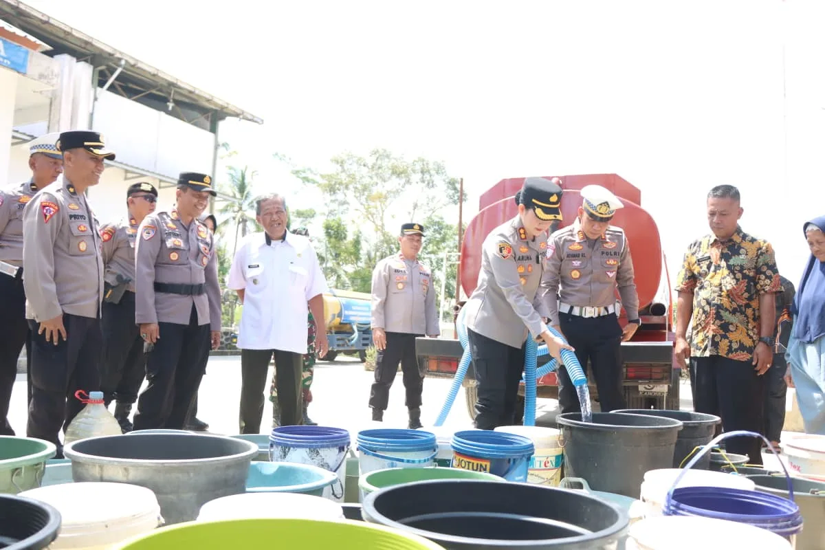 Kapolres Salurkan bantuan air bersih