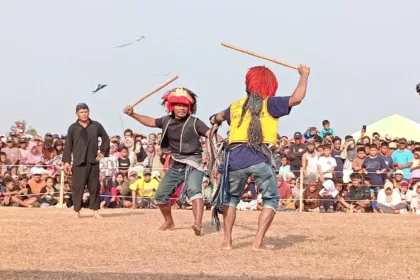 Ujungan merupakan satu tradisi masyarakat Gumelem dalam ritual meminta hujan