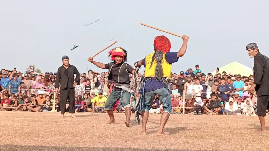 Ujungan merupakan satu tradisi masyarakat Gumelem dalam ritual meminta hujan