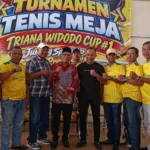 Ketua DPD II Partsi Golkar Wonosobo, Triana Widodo, foto bersama usai membuka "Turnamen Tenis Meja Triana Widodo Cup#1" di Gedung Golkar setempat.