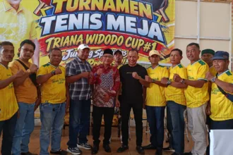 Ketua DPD II Partsi Golkar Wonosobo, Triana Widodo, foto bersama usai membuka "Turnamen Tenis Meja Triana Widodo Cup#1" di Gedung Golkar setempat.