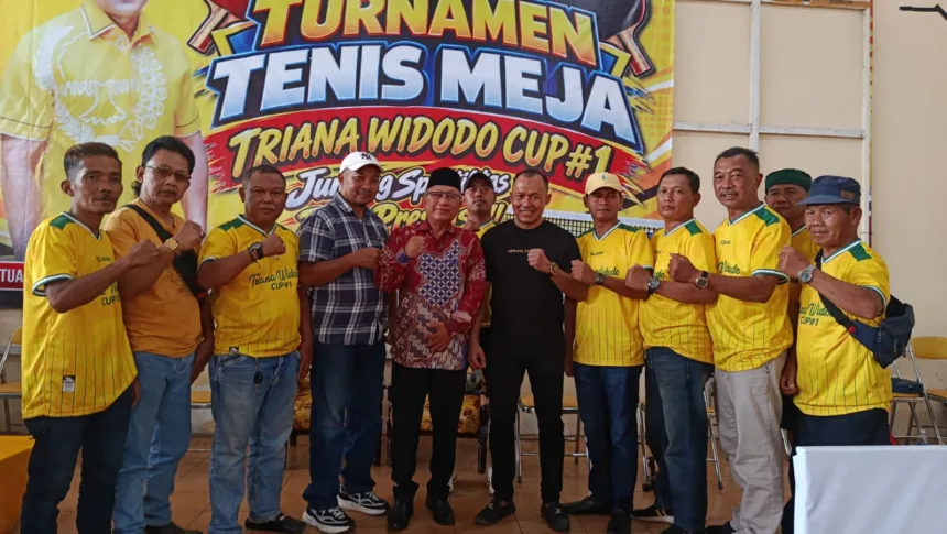 Ketua DPD II Partsi Golkar Wonosobo, Triana Widodo, foto bersama usai membuka "Turnamen Tenis Meja Triana Widodo Cup#1" di Gedung Golkar setempat.