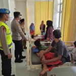 Sejumlah siswa yang diduga keracunan MBG dalam perawatan di Puskesmas