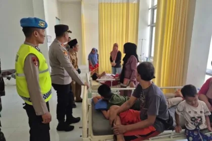 Sejumlah siswa yang diduga keracunan MBG dalam perawatan di Puskesmas