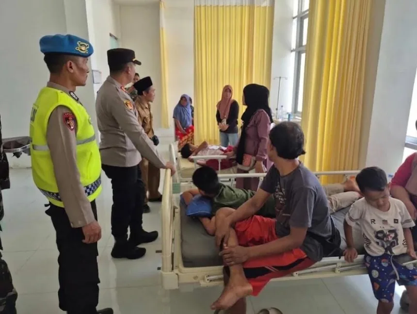Sejumlah siswa yang diduga keracunan MBG dalam perawatan di Puskesmas