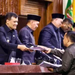 Perubahan APBD Jateng 2026 diarahkan untuk kebutuhan warga. Ahmad Luthfi menyoroti infrastruktur, ketahanan pangan, layanan publik, dan relaksasi pajak