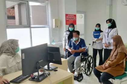 Warga binaan Rutan Banjarnegara saat mendapatkan perawatan rujukan di RSUD