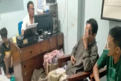 Warga Kecamatan Kebasen, Kabupaten Banyumas yang mencuri burung murai diperiksa petugas Unit Reskrim Polsek Kebasen.(Foto: Polresta Banyumas)