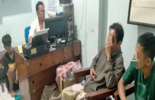 Warga Kecamatan Kebasen, Kabupaten Banyumas yang mencuri burung murai diperiksa petugas Unit Reskrim Polsek Kebasen.(Foto: Polresta Banyumas)