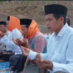 Warga Desa Kebutuhjurang melakukan do bersama usai melaksanakan salat istisqa